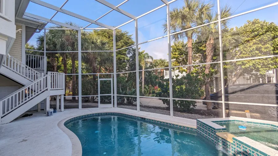 Hiring a Pool Screen Contractor 4