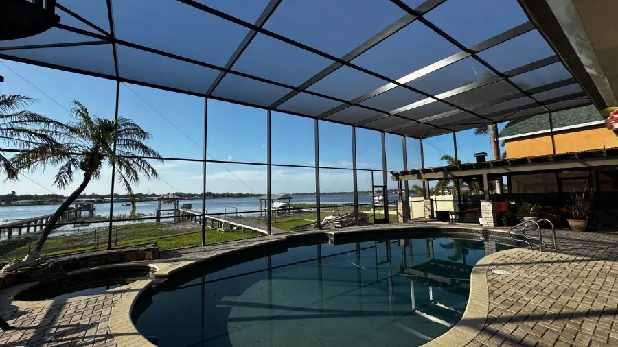 Hiring a Pool Screen Contractor 5