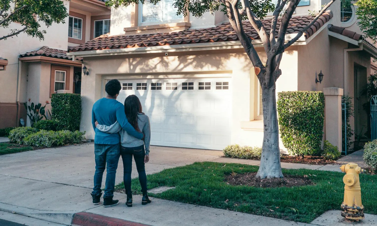 How Professional Garage Door Experts Can Save You Money, Time, and Stress